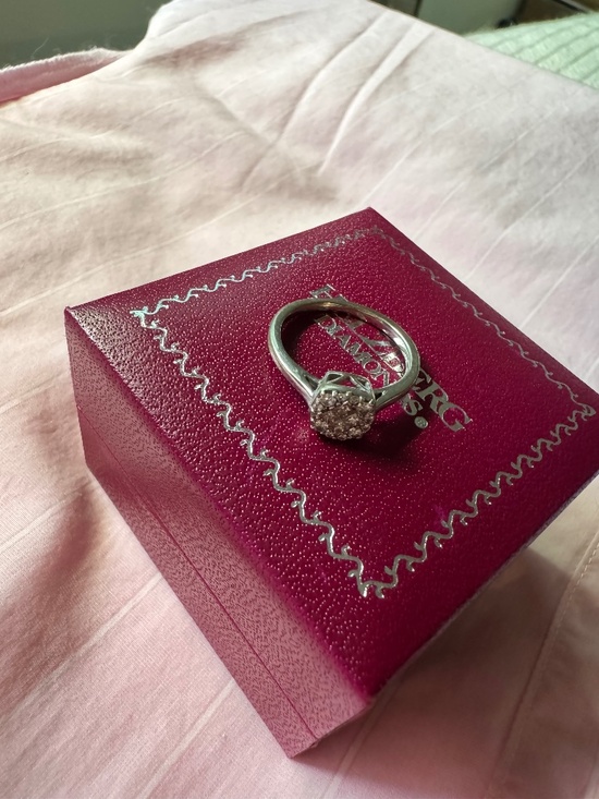 Jewelry - Size 5.5 White Gold / Diamond